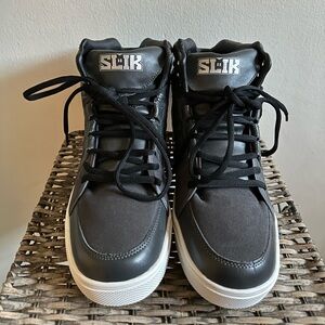 High top men shoe, size 12. Shoe consist of Leather material.